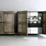 Elegantes De Padova Madia Highboard mit Holztüren und schwarzem Gestell im italienischen Design.