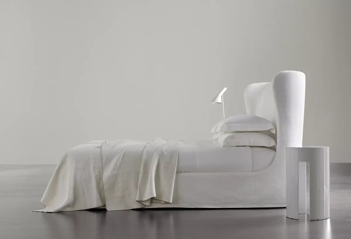 Elegantes Lauren Designerbett von Meridiani mit gepolstertem Kopfteil in zeitlosem Design.