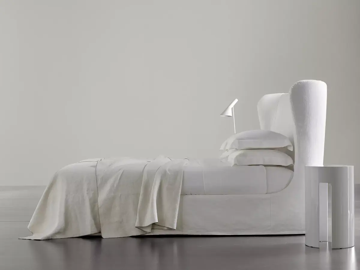 Elegantes Lauren Designerbett von Meridiani mit gepolstertem Kopfteil in zeitlosem Design.