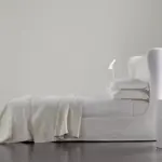 Elegantes Lauren Designerbett von Meridiani mit gepolstertem Kopfteil in zeitlosem Design.