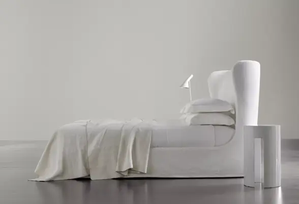 Elegantes Lauren Designerbett von Meridiani mit gepolstertem Kopfteil in zeitlosem Design.