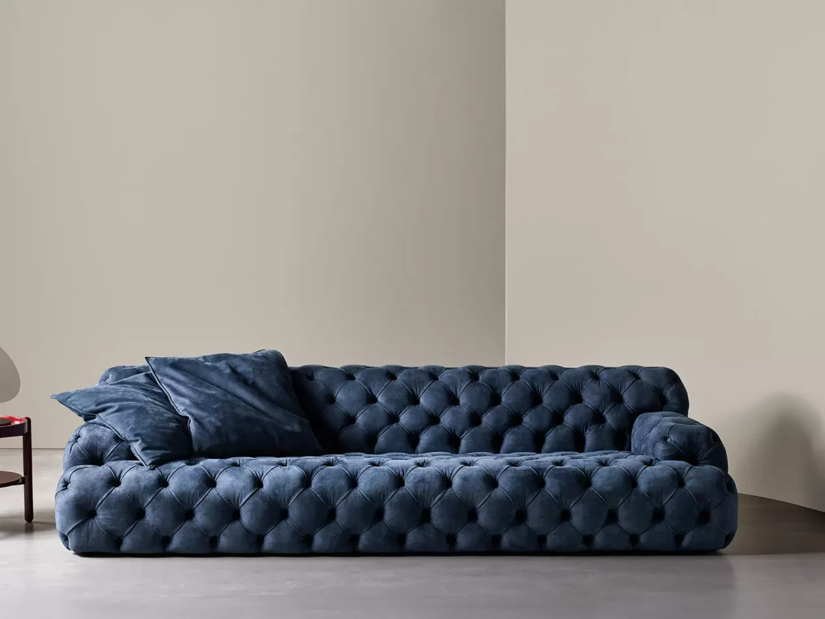 Elegantes Meridiani Norton Capitonné-Sofa mit gesteppter Polsterung in luxuriösem Design.