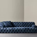 Elegantes Meridiani Norton Capitonné-Sofa mit gesteppter Polsterung in luxuriösem Design.