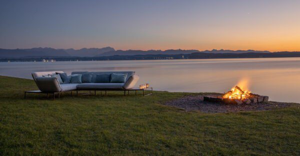 Elegantes 8-Sitzer Flora Sofa von Fischer Möbel für stilvolle Loungebereiche.