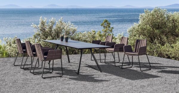 Fischer Möbel Wing Gartenstuhl und Tisch aus wetterfestem Material für moderne Terrassen.