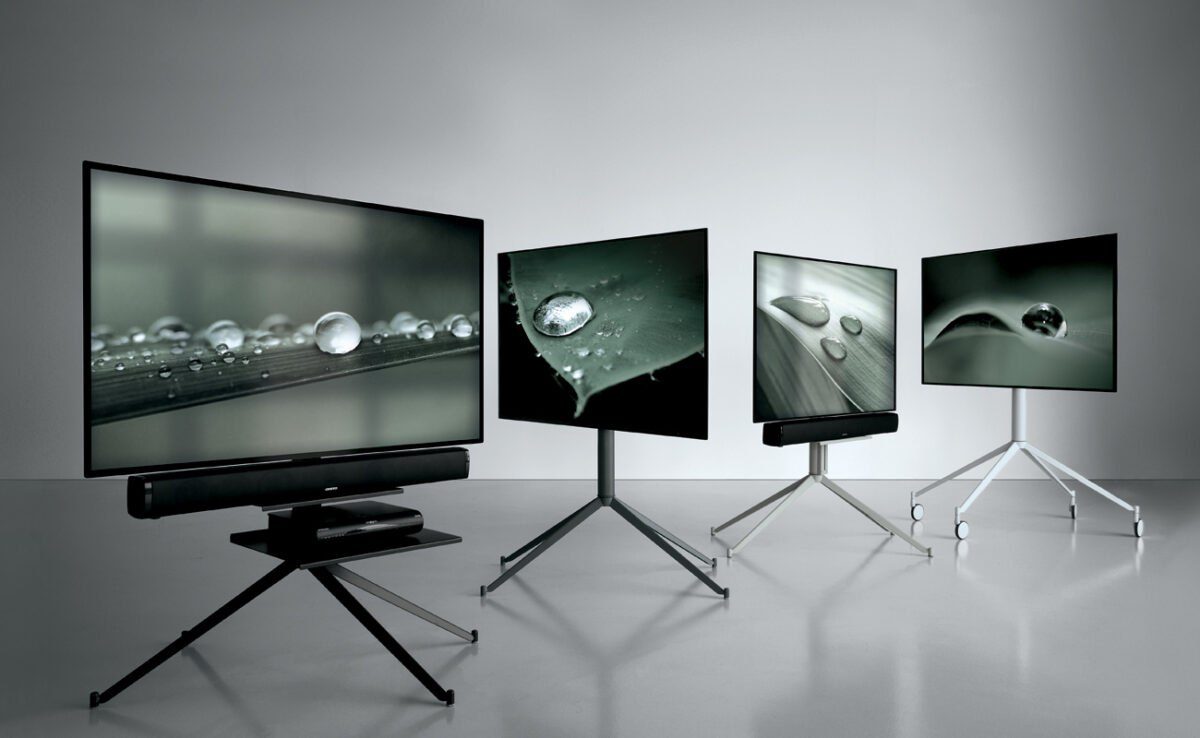 Höhenverstellbarer TV-Ständer Extendo Apollo 7 für flexible Fernsehpositionierung im modernen Wohnraum.