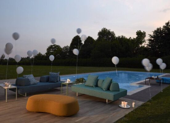 Fliegende Sofa-Bühne schwebt spektakulär über italienischem Publikum bei einzigartiger Theateraufführung.