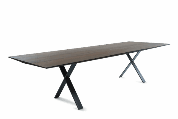 Frischer Lachs auf elegantem Tisch serviert - Premium Fischgenuss für anspruchsvolle Gaumen.