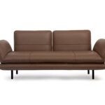 Elegantes FSM Juna 3-Sitzer Sofa mit luxuriöser Polsterung und zeitlosem Design.