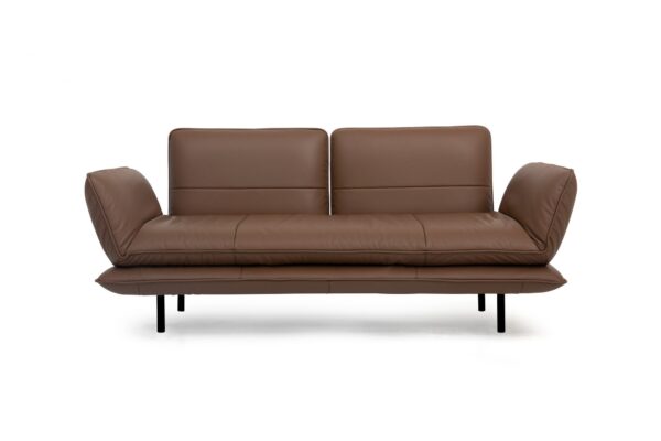 Elegantes FSM Juna 3-Sitzer Sofa mit luxuriöser Polsterung und zeitlosem Design.