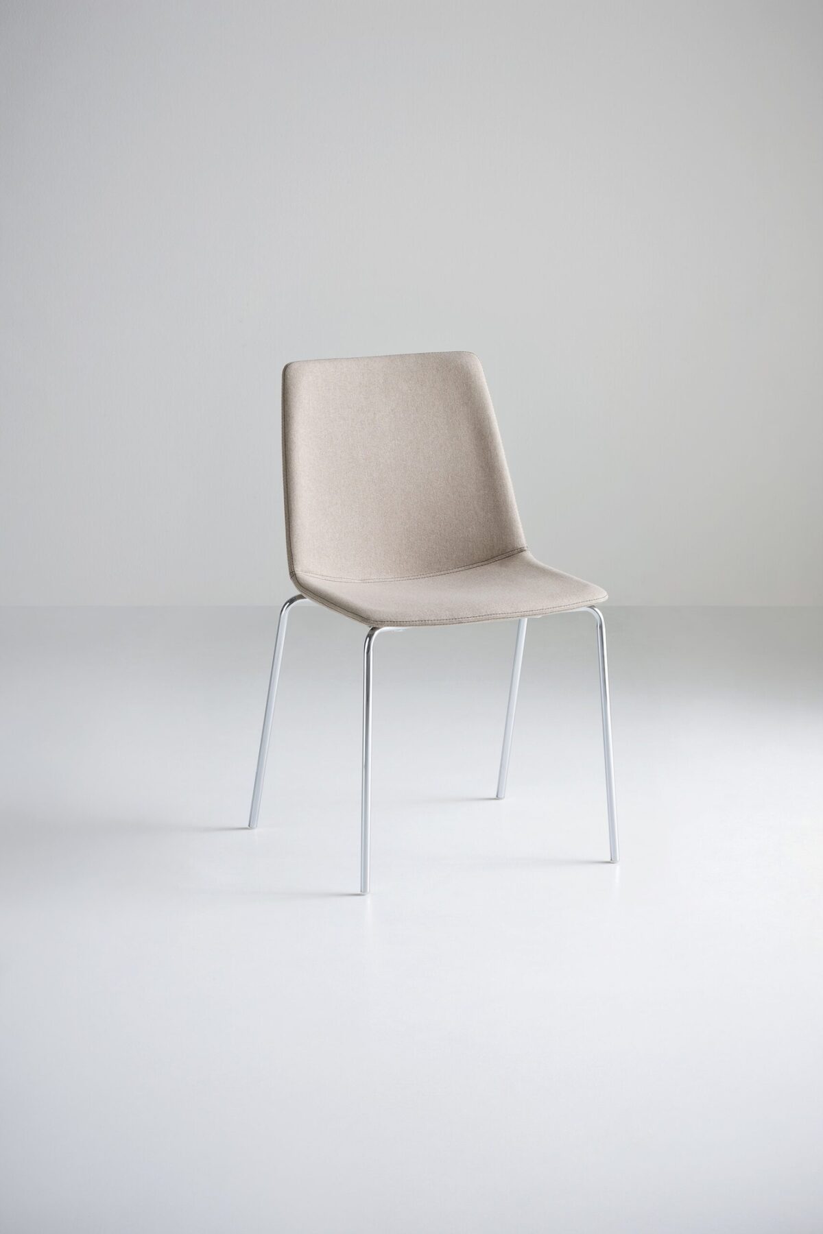 Moderner Gaber Akami Stuhl mit elegantem Design für stilvolle Wohn- und Essräume.