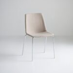 Moderner Gaber Akami Stuhl mit elegantem Design für stilvolle Wohn- und Essräume.