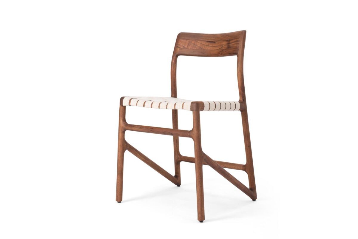 Gazzda Fawn Stuhl aus Holz mit grauer Polsterung, minimalistisches skandinavisches Design.
