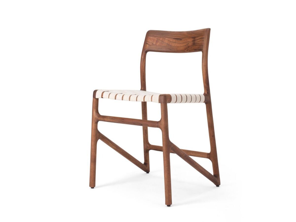 Gazzda Fawn Stuhl aus Holz mit grauer Polsterung, minimalistisches skandinavisches Design.