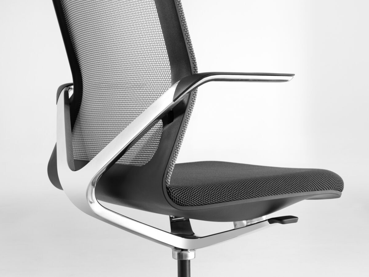 Ergonomischer Bürodrehstuhl Linq von Girsberger mit flexibler Rückenlehne und modernem Design.