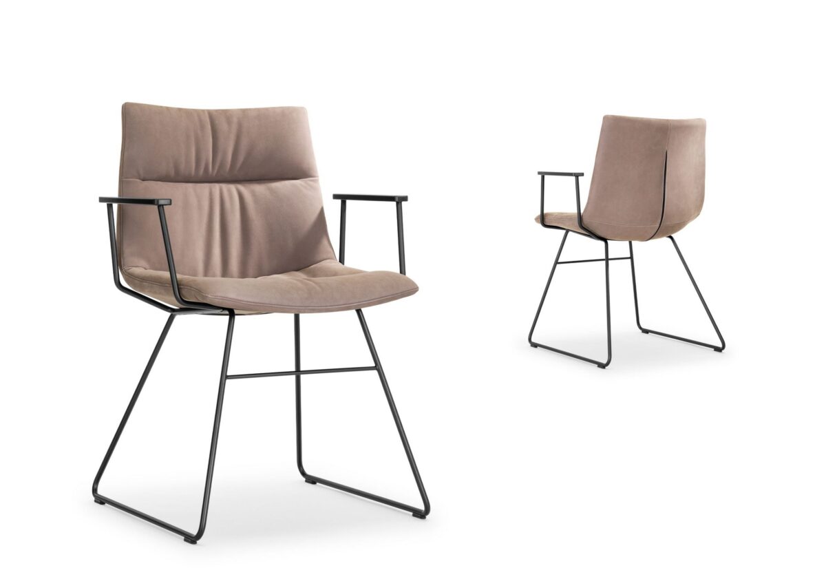 Moderner Marel Stuhl von Girsberger mit elegantem Design für Büro und Wohnbereich.