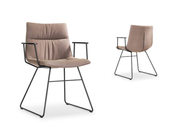 Moderner Marel Stuhl von Girsberger mit elegantem Design für Büro und Wohnbereich.