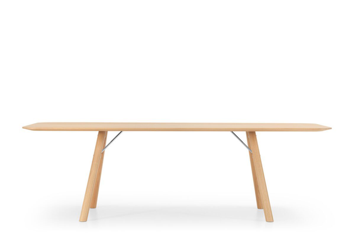 Eleganter Girsberger Akio 26 Tisch mit modernem Design und hochwertiger Verarbeitung.