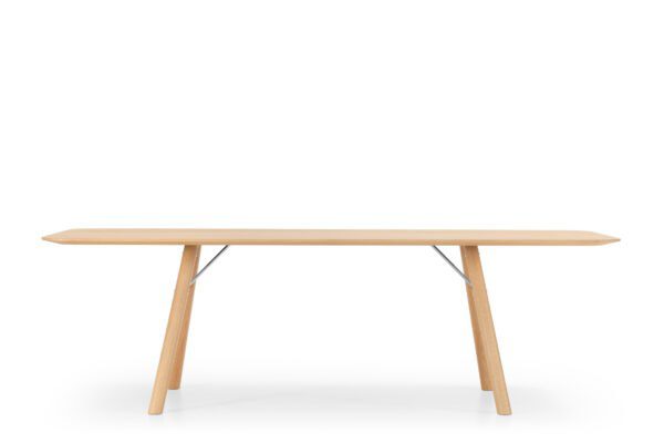 Eleganter Girsberger Akio 26 Tisch mit modernem Design und hochwertiger Verarbeitung.