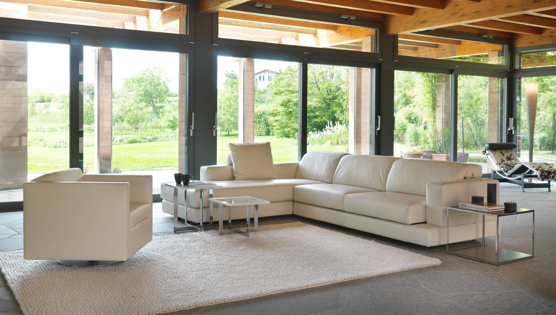 Modernes Designer-Sofa Ghost 6 von Gyform mit eleganter Polsterung und zeitlosem Design.