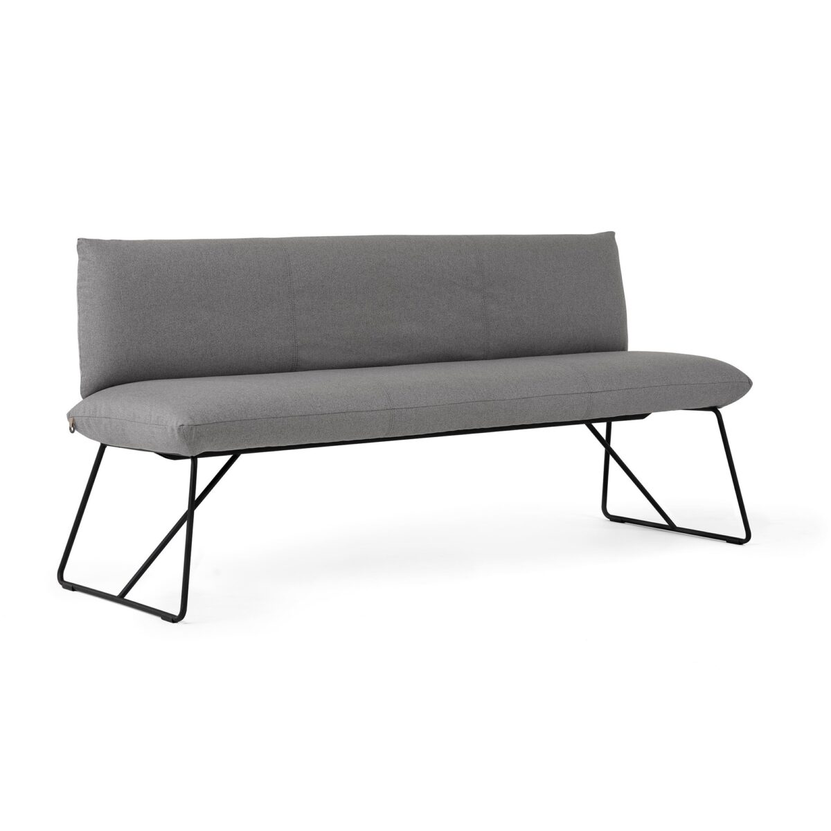 Helles modernes Wohnzimmer mit grauem Sofa, Holzmöbeln und großen Fenstern.