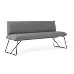 Helles modernes Wohnzimmer mit grauem Sofa, Holzmöbeln und großen Fenstern.