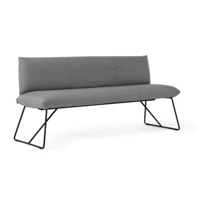 Helles modernes Wohnzimmer mit grauem Sofa, Holzmöbeln und großen Fenstern.