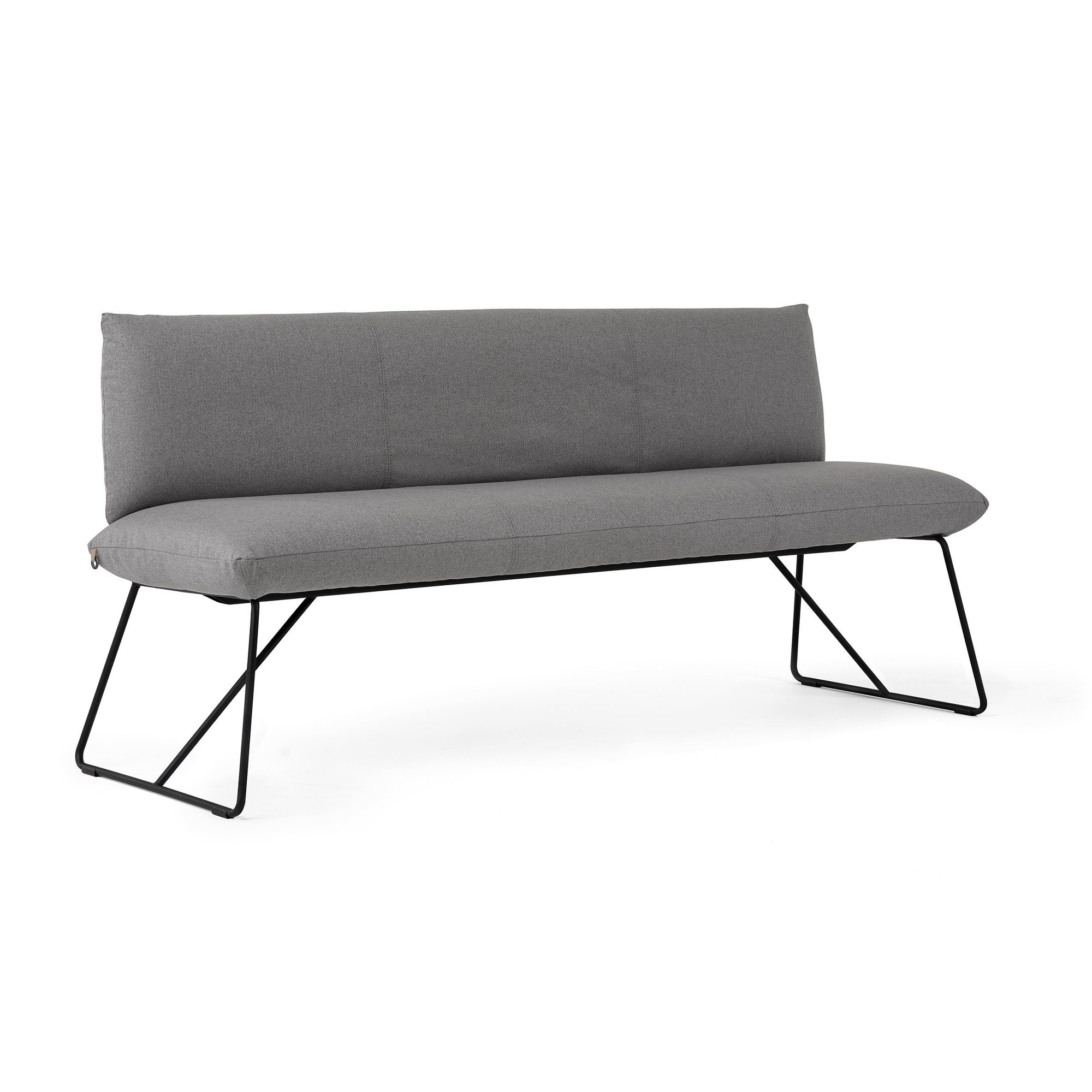 Helles modernes Wohnzimmer mit grauem Sofa, Holzmöbeln und großen Fenstern.