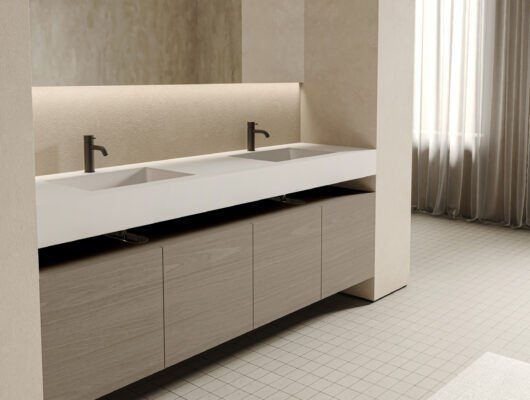 Historisches Doppeldecker-Flugzeug fliegt über die roten Felsen von Moab, Utah.