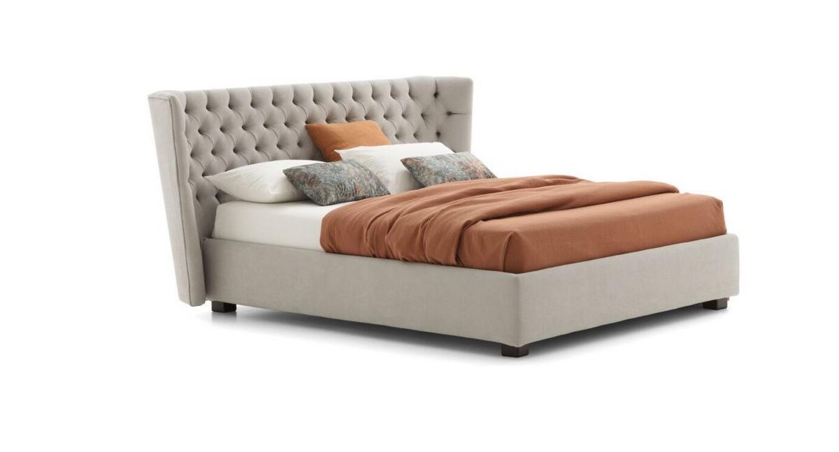 Elegantes Caravaggio Bett von LeComfort mit gepolstertem Kopfteil, italienisches Designmöbel für moderne Schlafzimmer.