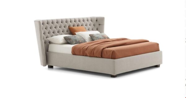 Elegantes Caravaggio Bett von LeComfort mit gepolstertem Kopfteil, italienisches Designmöbel für moderne Schlafzimmer.