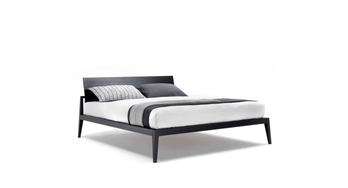Modernes Polsterbett Theo von Lema mit elegantem Kopfteil für stilvolles Schlafzimmer-Design.