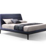 Elegantes viktorianisches Doppelbett von Lema mit gepolstertem Kopfteil für stilvolle Schlafzimmer.