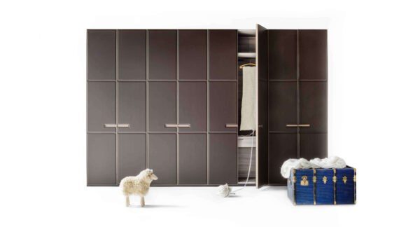 Moderner Lema Kleiderschrank Warm mit eleganten Holztüren und minimalistischem Design