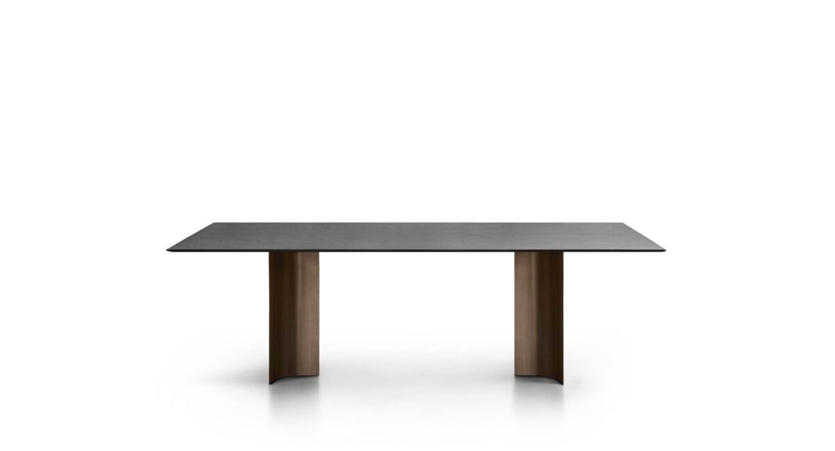 Eleganter Lema Gullwing Esstisch mit modernem Design und charakteristischen Flügelbeinen.