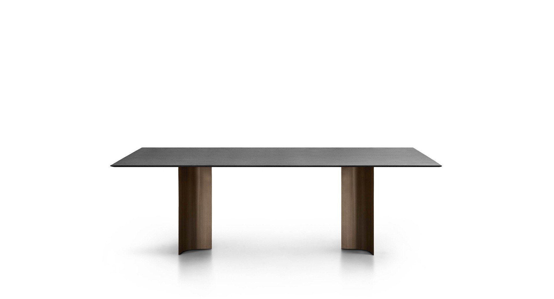 Eleganter Lema Gullwing Esstisch mit modernem Design und charakteristischen Flügelbeinen.
