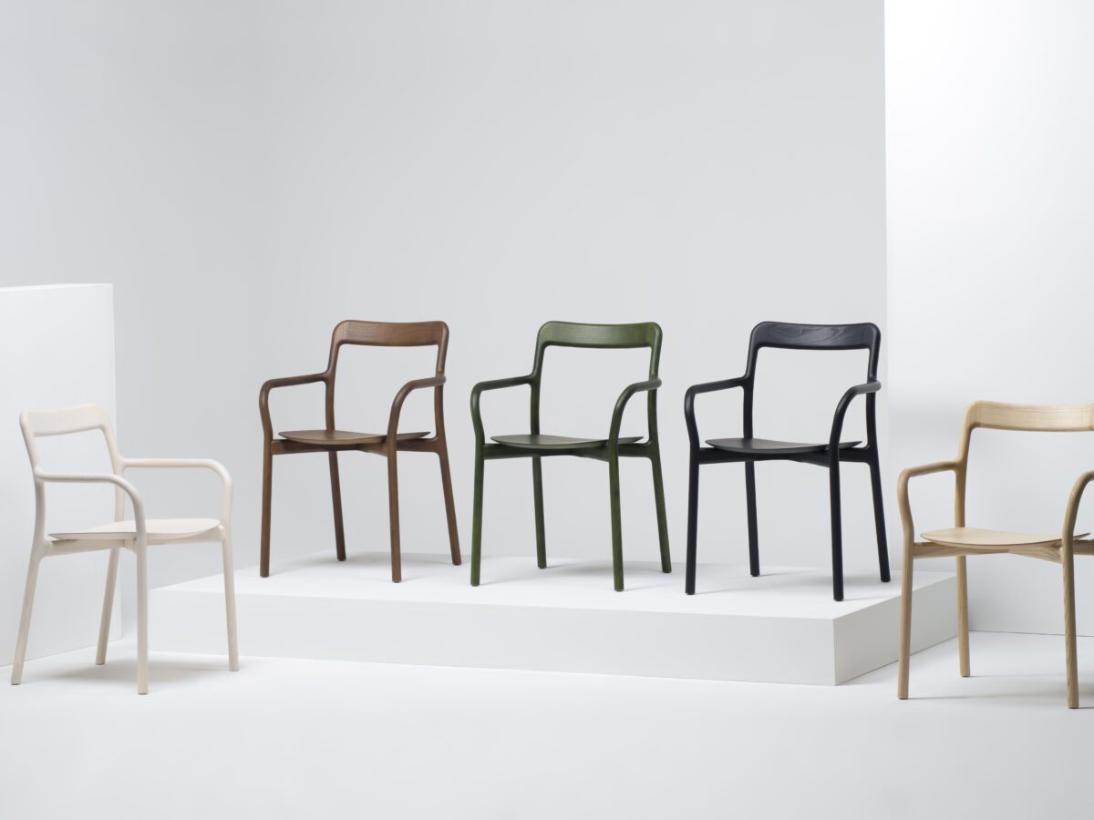 Moderner Branca Holzstuhl von Mattiazzi mit minimalistischem Design und natürlicher Eichenholz-Oberfläche.