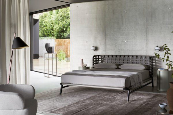 Elegantes Eduardo Designerbett von Meridiani mit gepolstertem Kopfteil und modernem Rahmen.