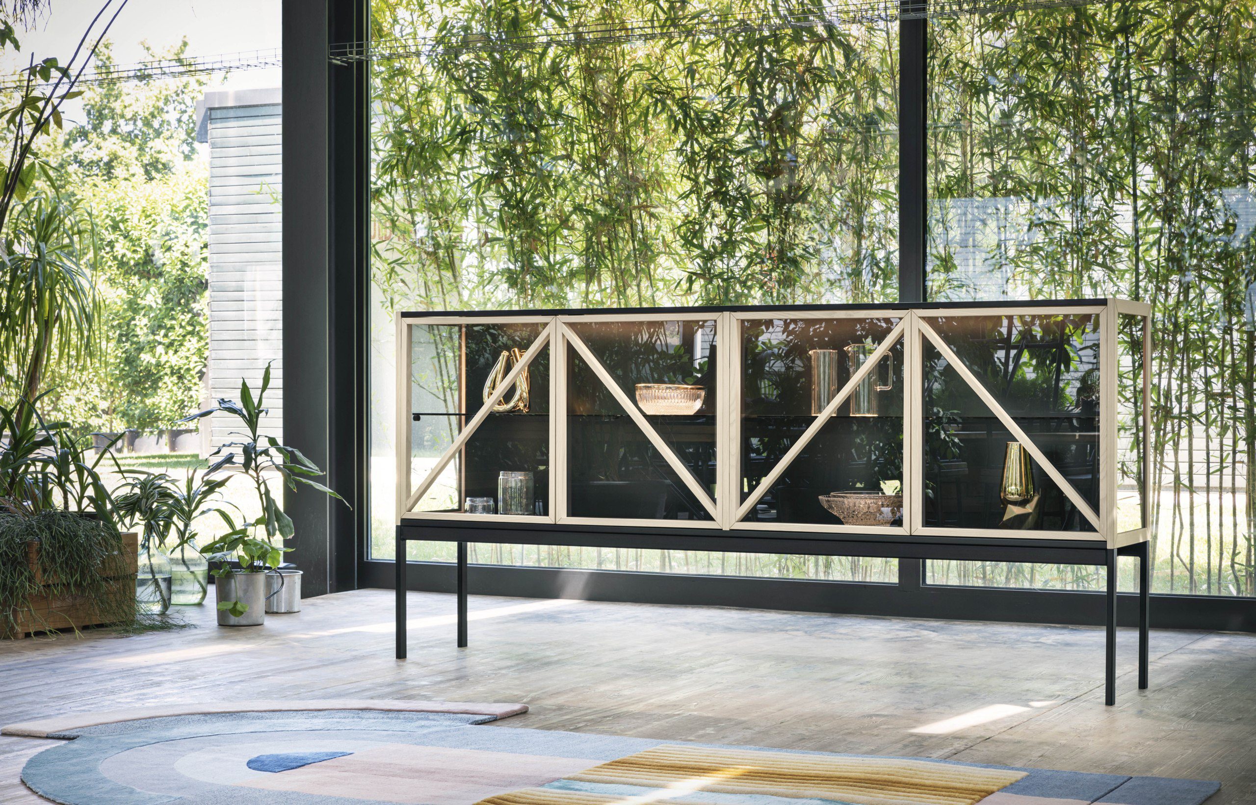 Elegante Glasvitrine Kramer 4 von Miniforms für stilvolle Präsentation im modernen Wohnraum.