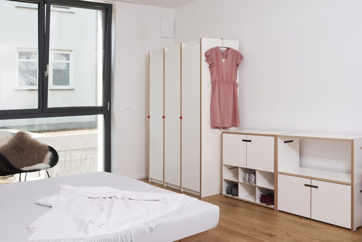 Tojo Stehschrank aus hellem Holz mit minimalistischem Design für moderne Einrichtung.