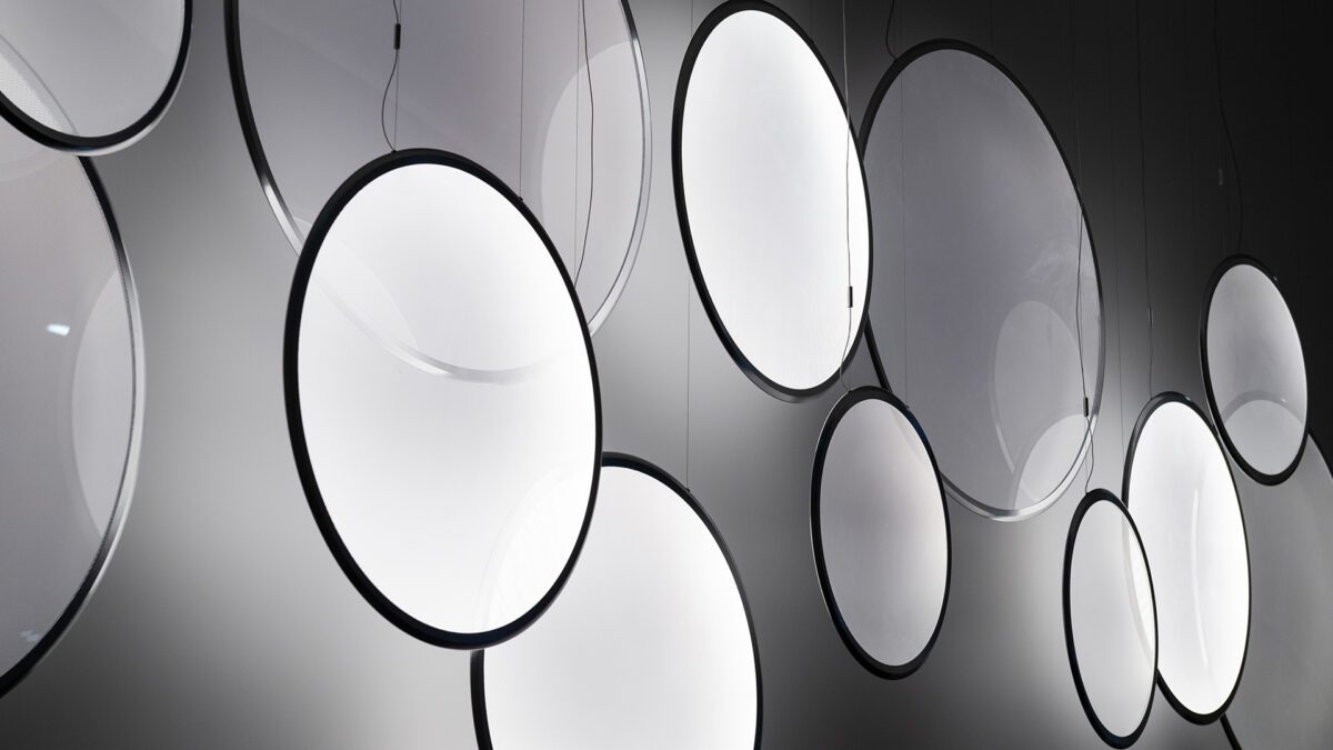 Elegante LED-Ringpendelleuchte von Artemide Discovery für moderne Wohnräume und Büros.