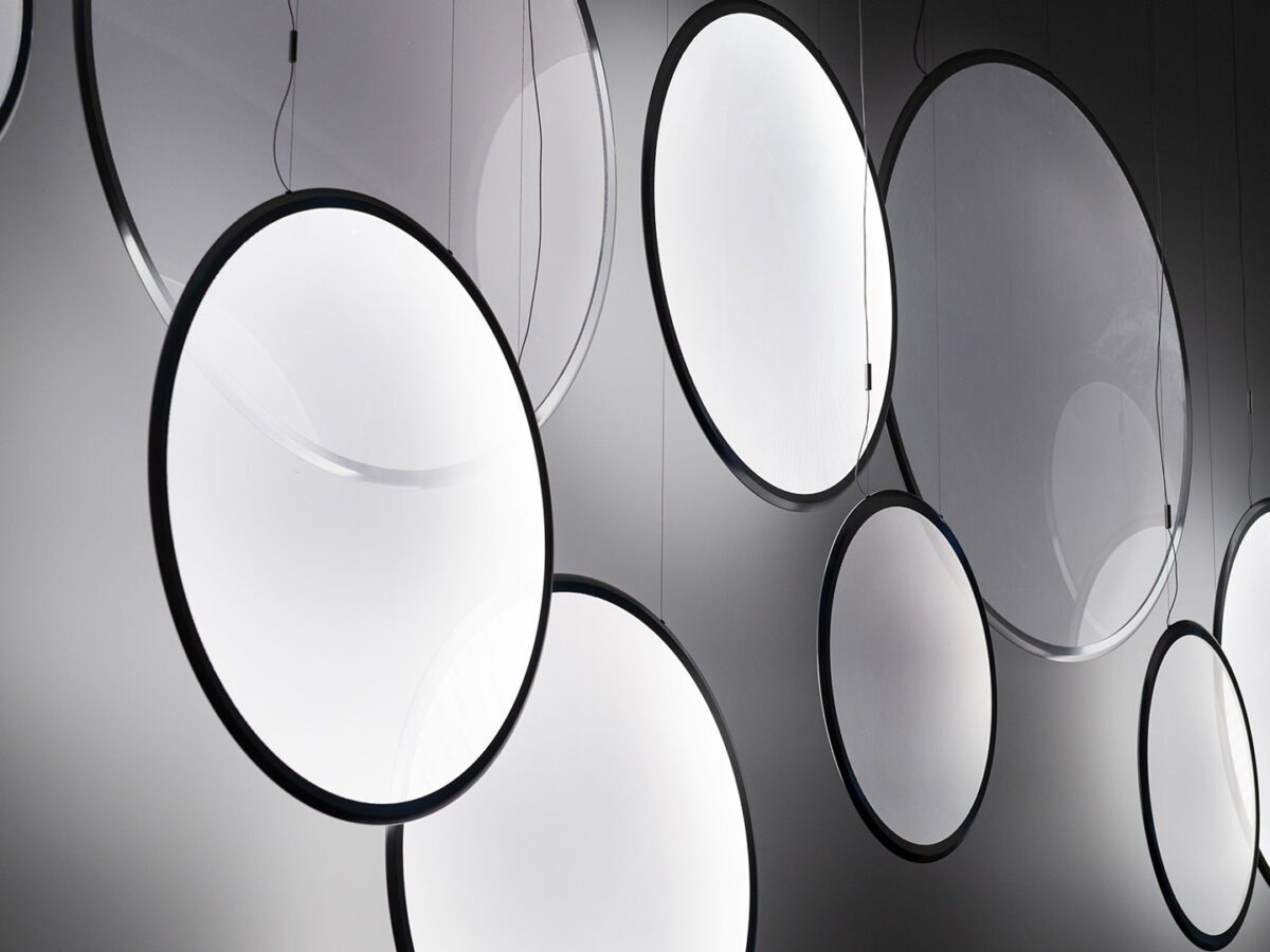 Elegante LED-Ringpendelleuchte von Artemide Discovery für moderne Wohnräume und Büros.