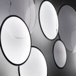 Elegante LED-Ringpendelleuchte von Artemide Discovery für moderne Wohnräume und Büros.