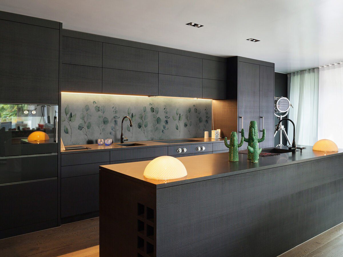 Abstrakte Designer-Tapete mit dynamischen Formen in Blau und Orange von Instabilelab.