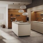 Moderne Rotpunkt Küche mit eleganten Fronten und durchdachtem Design in zeitgemäßer Ausführung.