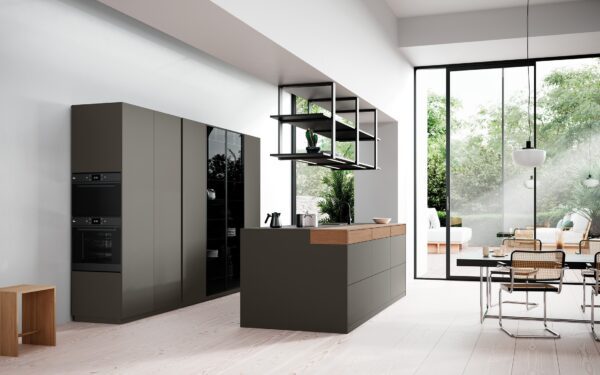 Moderne Rotpunkt Küche mit eleganten grauen Fronten und integrierten Geräten.