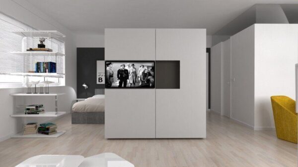 Moderne Wohnküche Pia 18 mit eleganten Fronten und praktischer Raumaufteilung von Dizz Concept.