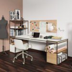 Moderner Homeoffice-Arbeitsplatz mit höhenverstellbarem Schreibtisch und praktischem Wandregal.