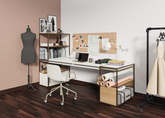 Moderner Homeoffice-Arbeitsplatz mit höhenverstellbarem Schreibtisch und praktischem Wandregal.