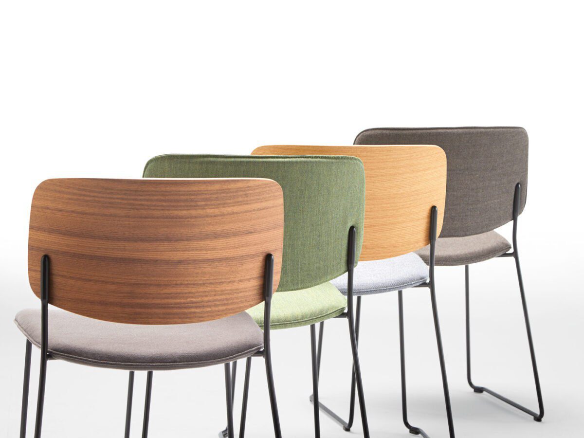 Eleganter Aryn Wood Holzstuhl von Inclass mit modernem Design und hochwertigem Gestell.